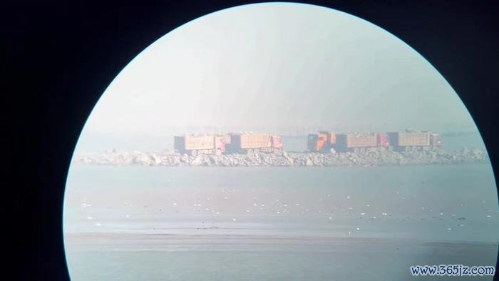 2021年12月,当然之友赴蓝色海湾形势施工现场调研,几辆土方车正驶入工地。图片为千里镜视线。 受访者供图